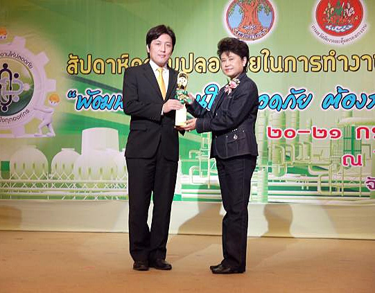 Mrs. Aumporn Nitisri, the Director of the Department of Labour Protection and Welfare, presenting the award to EFM President Tomoaki Goto.